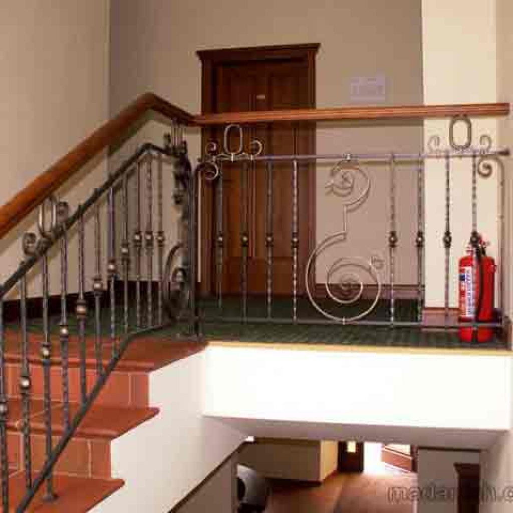 Harga Railing Tangga Besi Pegangan Kayu Magelang - Madaniah™